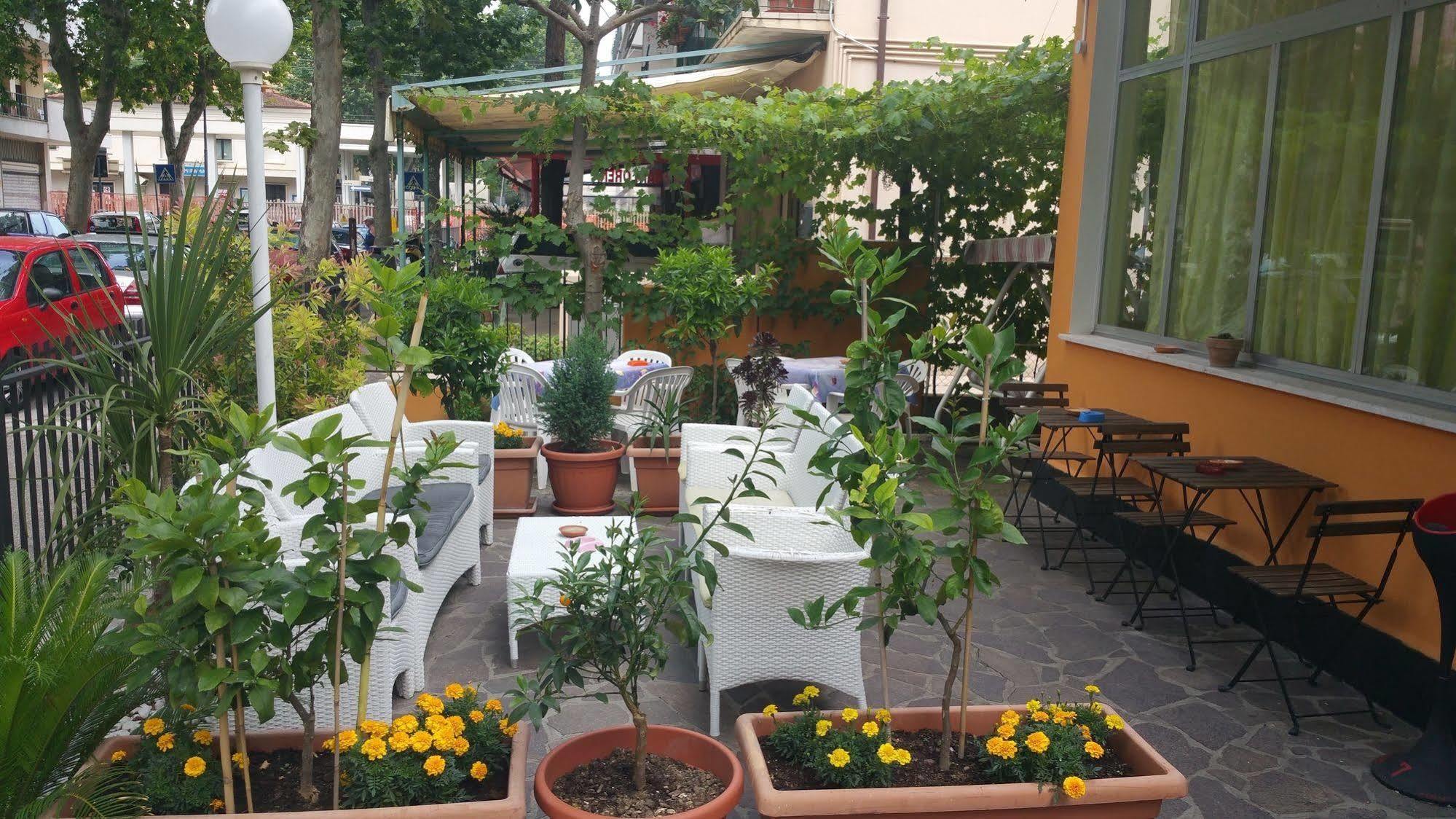 Hotel Villa Lorena 里米尼 外观 照片
